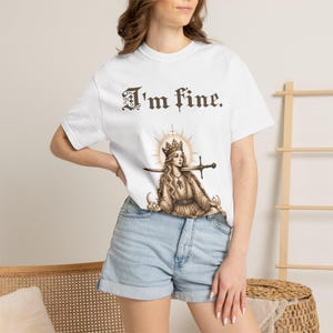 Camiseta "Estoy bien" con humor negro y sarcástico. Camiseta con meme sobre salud mental. Regalo estético con el que te identificarás. White