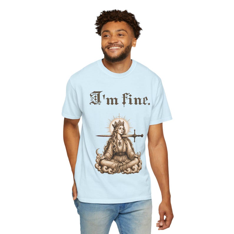 Camiseta "Estoy bien" con humor negro y sarcástico. Camiseta con meme sobre salud mental. Regalo estético con el que te identificarás. Chambray