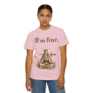 Camiseta "Estoy bien" con humor negro y sarcástico. Camiseta con meme sobre salud mental. Regalo estético con el que te identificarás. Blossom