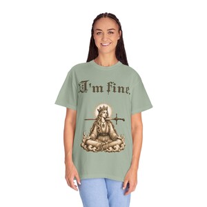 Camiseta "Estoy bien" con humor negro y sarcástico. Camiseta con meme sobre salud mental. Regalo estético con el que te identificarás. Bay