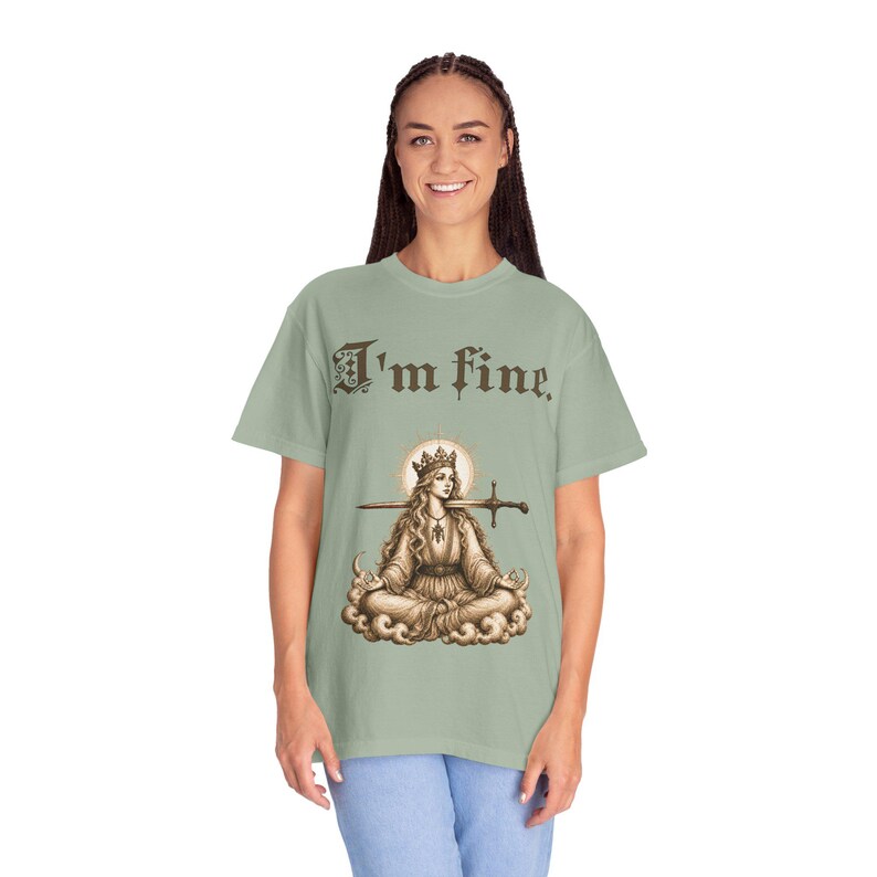 Camiseta "Estoy bien" con humor negro y sarcástico. Camiseta con meme sobre salud mental. Regalo estético con el que te identificarás. Bay