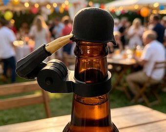 Divertida tapa de cerveza con diseño de soldado saludando, funda para botella de cerveza con forma de casco, protector de cerveza para exteriores contra insectos, regalo para hombres, regalo para el Día del Padre