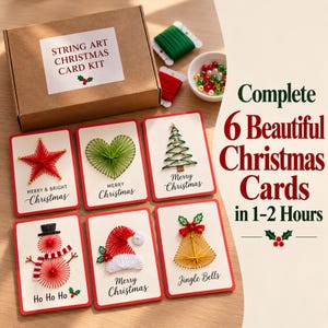 Może przedstawiać: Zestaw do tworzenia kartek świątecznych techniką string art w brązowym kartonowym pudełku z etykietą STRING ART CHRISTMAS CARD KIT. Zawiera sześć kartek z wzorami czerwonej gwiazdy, zielonego serca, choinki, bałwana, czapki Mikołaja i dzwonka.