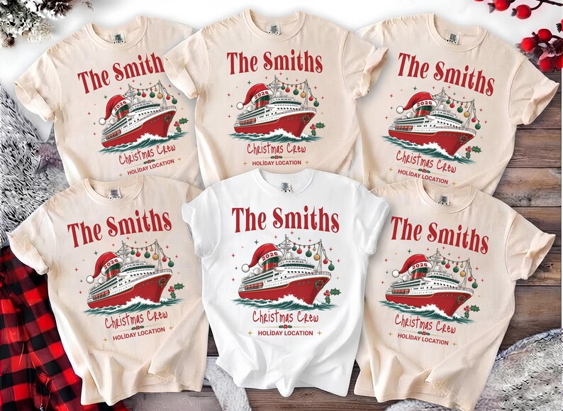 Puede incluir: Un grupo de cinco camisetas de manga corta en color crema y blanco, cada una con un gr&aacute;fico de un crucero rojo y blanco con un gorro de Pap&aacute; Noel. El texto dice The Smiths, Christmas Crew y Holiday Location, con 2026 en la chimenea.