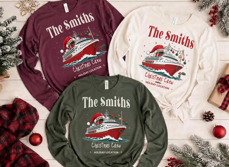 Puede incluir: Tres camisetas de manga larga en color granate, crema y verde oliva, cada una con un gr&aacute;fico de un crucero con un gorro de Pap&aacute; Noel y el texto The Smiths, Christmas Crew y Holiday Location impreso en un dise&ntilde;o festivo.