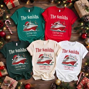 Puede incluir: Cinco camisetas de manga corta en verde, rojo, verde oscuro, crema y blanco. Cada camiseta presenta un gr&aacute;fico de un crucero rojo con un gorro de Pap&aacute; Noel, el texto The Smiths, Christmas Crew y Holiday Location, con adornos festivos.