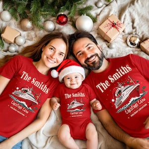 Puede incluir: Camisetas rojas a juego y un body de beb&eacute; con un gr&aacute;fico de un crucero con un gorro de Pap&aacute; Noel, el texto The Smiths, Christmas Crew y Holiday Location, con el a&ntilde;o 2026 impreso en el barco. El beb&eacute; lleva un gorro de Pap&aacute; Noel rojo.