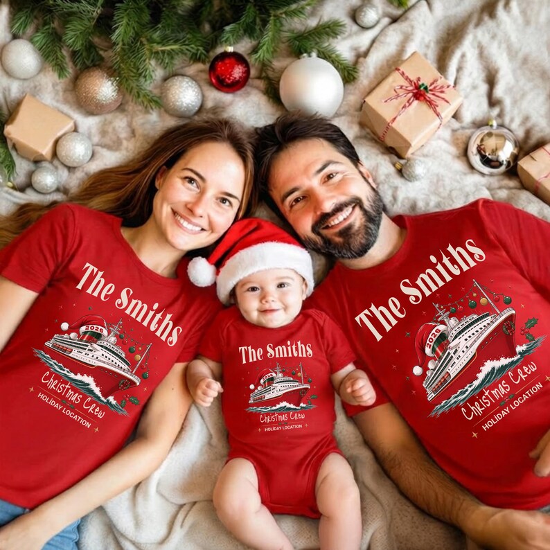 Puede incluir: Camisetas rojas a juego y un body de beb&eacute; con un gr&aacute;fico de un crucero con un gorro de Pap&aacute; Noel, el texto The Smiths, Christmas Crew y Holiday Location, con el a&ntilde;o 2026 impreso en el barco. El beb&eacute; lleva un gorro de Pap&aacute; Noel rojo.
