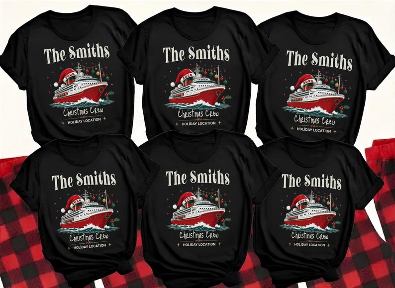 Puede incluir: Seis camisetas negras de manga corta con un gr&aacute;fico de un crucero rojo y blanco con un gorro de Pap&aacute; Noel y el a&ntilde;o 2026. El texto dice The Smiths, Christmas Crew y Holiday Location, rodeado de adornos navide&ntilde;os colgantes.