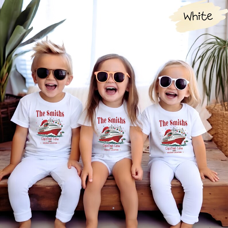 Puede incluir: Tres camisetas blancas con un gr&aacute;fico de un crucero con un gorro de Pap&aacute; Noel y decorado con adornos navide&ntilde;os. El texto dice The Smiths, Christmas Crew y Holiday Location. Las camisetas se combinan con pantalones blancos.