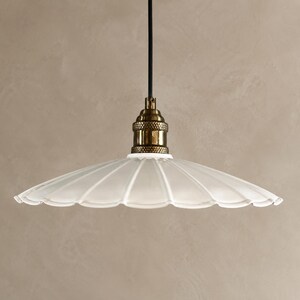 Ręcznie Wykonana Biała Lampa Wisząca - Falowany Klosz z Antyczną Mosiężną Oprawką - Oświetlenie Retro do Kuchni i Jadalni