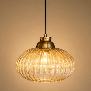 Handgefertigte Art Déco Pendelleuchte aus Bernsteinglas, Messing Deckenlampe, Vintage Gerippte Glaslampe, Mid Century Stil