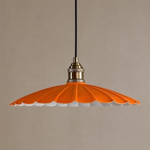 Suspension Orange Fait Main - Luminaire Plissé Mid-Century en Laiton pour Îlot de Cuisine et Table à Manger. Style Rétro.