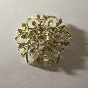 Vintage Signed Sarah Coventry Filigree Silver Metal Floral Brooch 2 in LNC