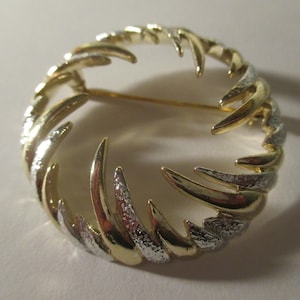Vintage Signed Sarah Coventry Gold and Silver Tone Metal 2 in Round Brooch LNC
