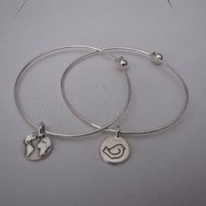 2 pulseras de acero inoxidable de 8" con dije de pájaro y mapa del mundo NWOT