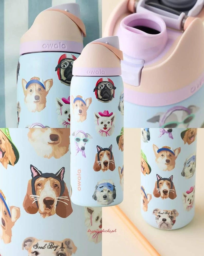 Pu&ograve; includere: Una borraccia Owala azzurra con un motivo ripetuto di varie razze canine che indossano accessori come cappelli, fasce e occhiali da sole. Il tappo, di colore rosa chiaro e lavanda, &egrave; dotato di un beccuccio integrato e di una maniglia.