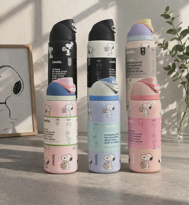 Puede incluir: Varias botellas de agua aisladas en varios colores pastel, con un dise&ntilde;o de perro de dibujos animados. Cada botella tiene una tapa y una pajita de diferente color. Las botellas est&aacute;n apiladas y muestran la marca.