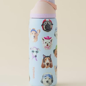 Pu&ograve; includere: Una borraccia azzurra con un motivo di varie razze canine che indossano accessori come cappelli, occhiali e mascherine per dormire. La bottiglia ha un tappo color lavanda e pesca con il marchio Owala stampato in piccole lettere.