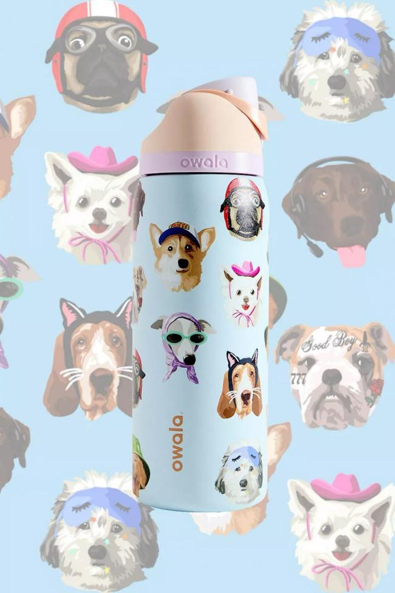 Pu&ograve; includere: Una borraccia Owala azzurra con un motivo ripetuto di varie razze canine che indossano accessori come cappelli, foulard e occhiali. La bottiglia ha un tappo color pesca e il nome del marchio Owala stampato in bianco sul lato.