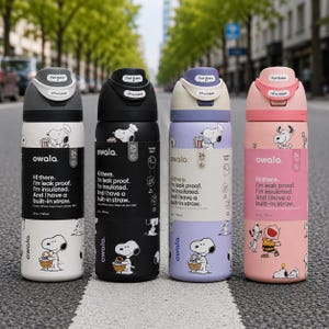 Puede incluir: Cuatro botellas de agua aisladas Owala en blanco, negro, lavanda y rosa, cada una con un dise&ntilde;o de Snoopy. Las botellas tienen una tapa con bot&oacute;n y el texto: "Hola. Soy a prueba de fugas. Estoy aislado. Y tengo una pajita incorporada."