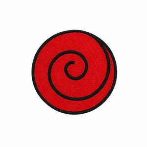 Könnte beinhalten: Ein kreisförmiger gestickter Aufnäher mit einem leuchtend roten Hintergrund und einem markanten schwarzen Spiralmuster, das in der Mitte beginnt und nach außen verläuft, abgerundet durch einen dicken, schwarz umkettelten Rand.