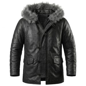 Könnte beinhalten: Eine schwarze Lederjacke mit Kapuze und grauem Kunstfellbesatz. Die Jacke verfügt über einen Frontreißverschluss, eine Knopfleiste, zwei Brusttaschen, zwei untere Pattentaschen sowie eine kleine Utility-Tasche am linken Ärmel.