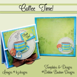 Könnte beinhalten: Handgefertigte Grußkarte mit Kaffeemotiv. Die Karte zeigt eine Kaffeetasse mit blau-grünen Streifen, eine braune Schleife und die Worte "Coffee Time!" und "Thank You!". Der Hintergrund ist grün mit blauen Akzenten.