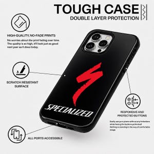 Op de afbeelding: Zwarte telefoonhoes met het woord "SPECIALIZED" in wit en een rood gestileerd "S"-logo. De hoes heeft de woorden "TOUGH CASE" en "DOUBLE LAYER PROTECTION" erop gedrukt. De hoes is krasbestendig en heeft responsieve en beschermde knoppen.