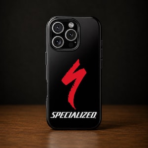 Op de afbeelding: Zwarte telefoonhoes met het Specialized-logo in rood. Het logo is een gestileerde bliksemschicht. Het woord "SPECIALIZED" staat eronder in het wit gedrukt. De telefoonhoes heeft een glanzende afwerking.