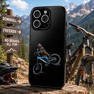 Op de afbeelding: Zwarte telefoonhoes met een mountainbiker op een blauwe fiets, tegen een berglandschap. Een houten bord toont "Downhill", "Freeride" en "No Brakes All Fun".