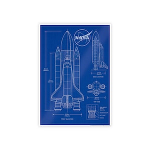 Puede incluir: Un póster estilo plano con una ilustración detallada de un transbordador espacial, con múltiples vistas y dimensiones en cm. El logotipo de la NASA es visible. El póster está impreso en papel azul con líneas blancas.
