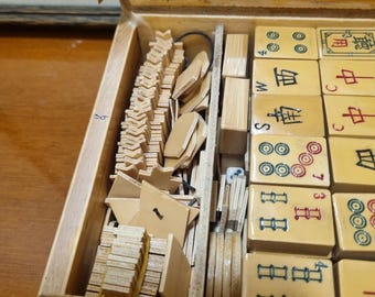 Es ist ein Vintage chinesisches Mahjong Set mit traditionellen Fliesen in einer Holzkiste.