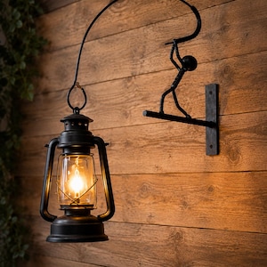 Porte Lanterne en Fer forgé | Support Lampe Suspendue, Pot de Fleur ou Pancarte | Décoration Industrielle | Thème Lecteur, Pêcheur ou Mineur