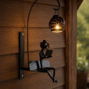 Porte Lanterne en Fer forgé | Support Lampe Suspendue, Pot de Fleur ou Pancarte | Décoration Bibliothèque Industrielle | Thème lecteur