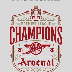 Könnte beinhalten: Ein rot-goldenes Arsenal Premier League Champions Wappen-Design. Das Wappen zeigt eine Trophäe, eine Kanone und die Worte "Champions" und "Arsenal". Der Text "Premier League" ist ebenfalls enthalten.