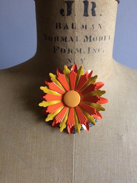 Vintage Jewelry / 1970's Metal Flower Power Pins … - image 5