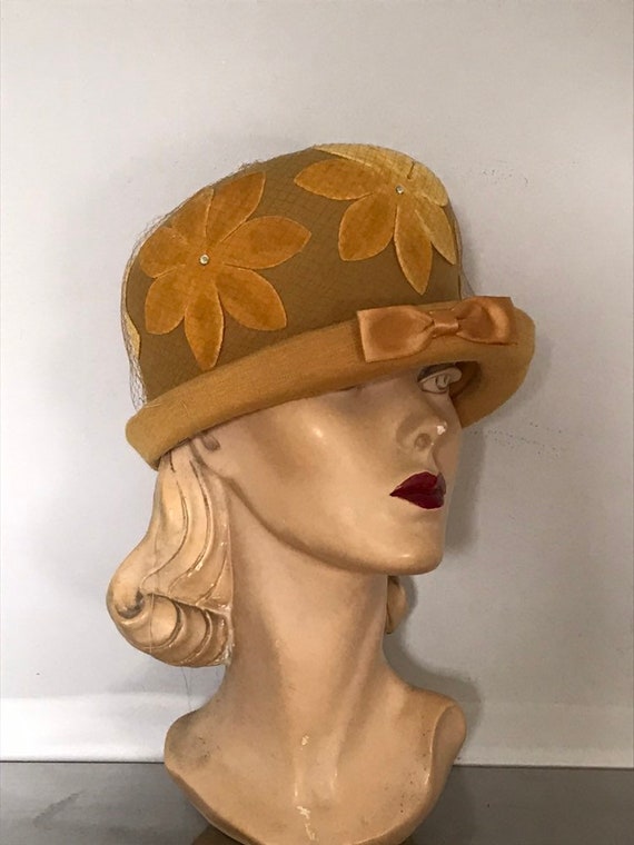 Cappello vintage anni '70 / Accessori moda anni '70 / Cappello portapillole  in jersey senape anni '70 / Portapillole in jersey dorato Flower Power anni  '70 -  Italia