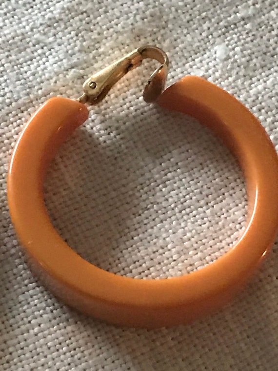 Vintage Bakelite Hoop Earrings/ Clip On Bakelite … - image 4