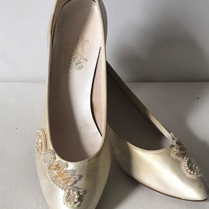 peach dress silver shoes 10 Best Color Shoes to go with Peach Dresses & Outfits | ShoeTease