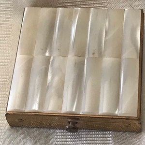 レブロン パウダー コンパクト - 美しいヴィンテージの金箔を施
