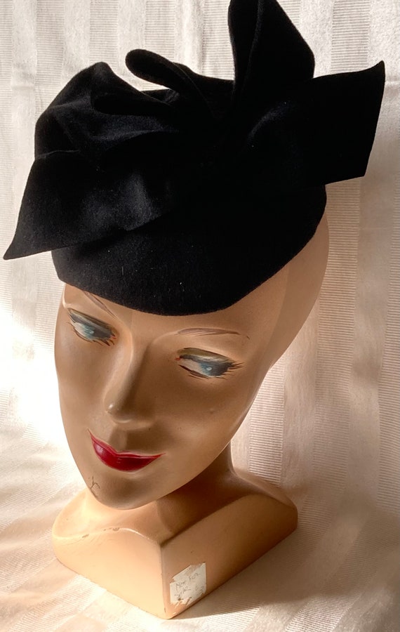 Vintage Hat• Black Velour Velvet High Fashion Hat•