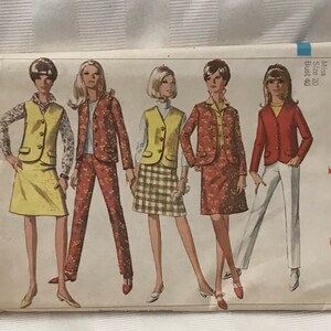 Puede incluir: Patrón de costura vintage Simplicity número 7089 para un vestido y una chaqueta para mujer. El patrón es para las tallas 20 con un contorno de pecho de 101,6 cm. El patrón muestra cinco estilos diferentes de vestidos y chaquetas, todos con estampados florales.