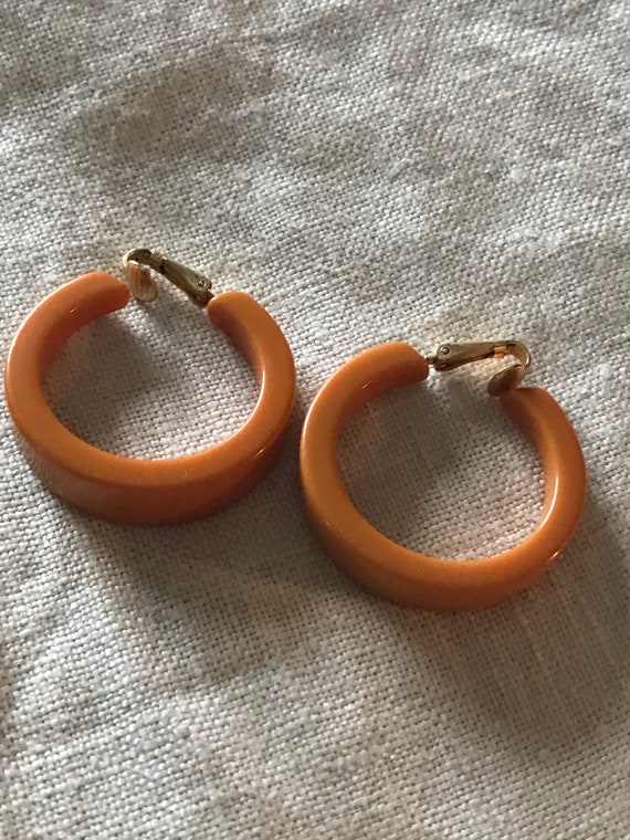 Vintage Bakelite Hoop Earrings/ Clip On Bakelite … - image 2