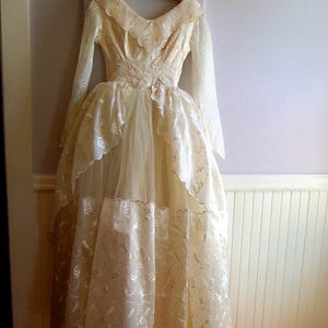 Princess Wedding Gown 1950's Organza and Tulle Wedding Gown with Amazing Train / Size Extra Small 0-2