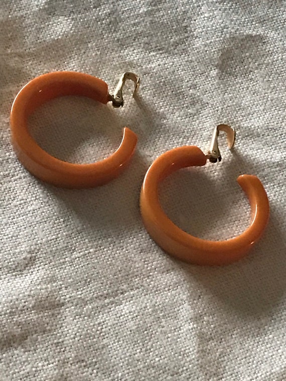 Vintage Bakelite Hoop Earrings/ Clip On Bakelite … - image 3