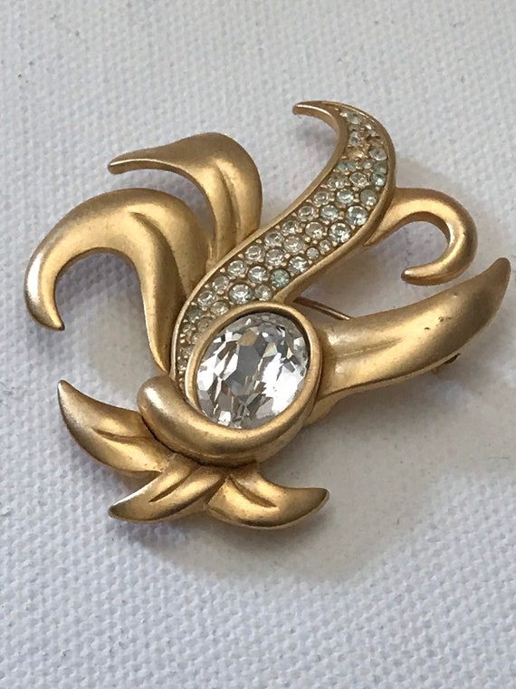 Vintage Jewelry • Brooch• Vintage Gold Tone Pin • 