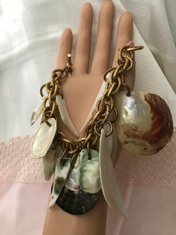 Vintage Costume Jewelry / Shell Charm Bracelet/ 19