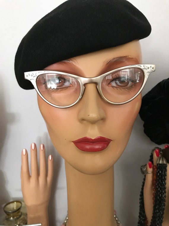 Authentic French Beret /Willoughby Hatter 7 Rue de