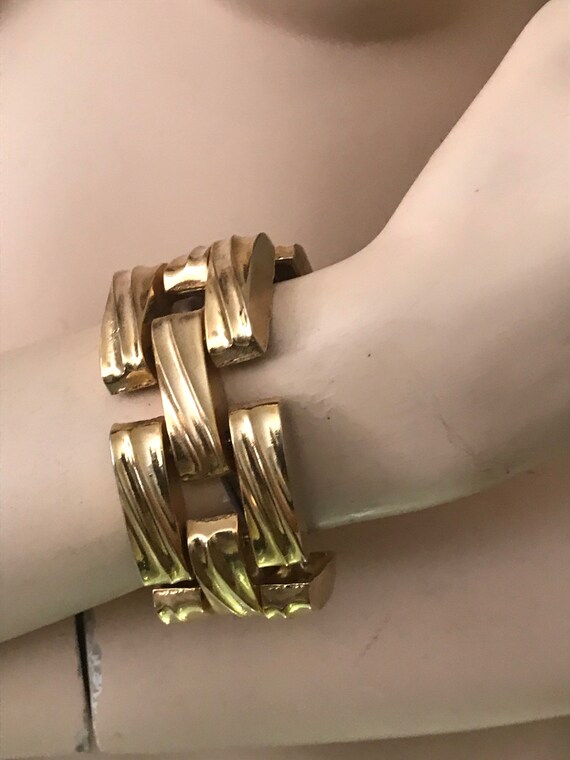 Vintage Jewelry • Gold Tone Bold Chain Link Bracel